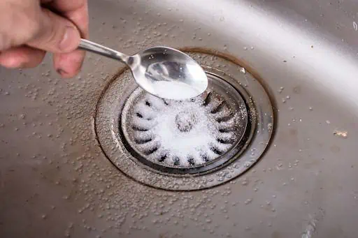 O que é bom para tirar gordura do encanamento