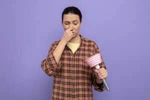 Mulher com um desentupidor na mão